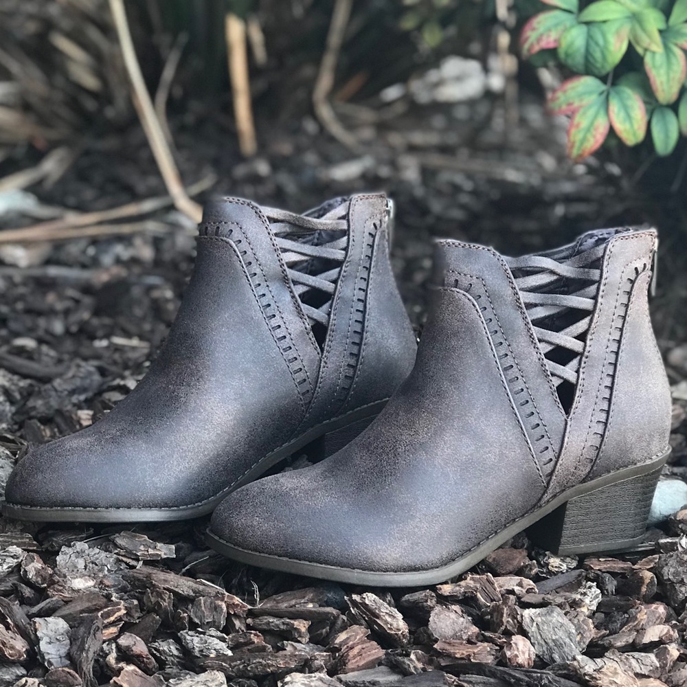 😍restock Brown criss cross v cut booties